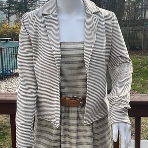 🛍5 for $20 🛍️Jacket by MYSTREE size small. Colors of tan and ivory.